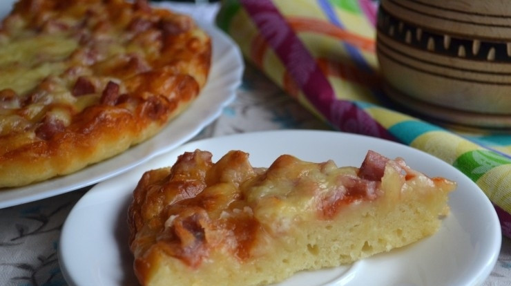 1. Этап. Пицца без дрожжей на кефире: 10. Готовую пиццу достаньте из духовки и оставьте на 5-10 минут, а затем нарезайте кусочками и подавайте.