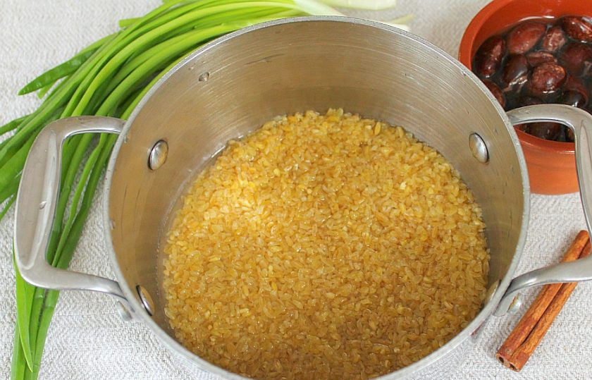 1. Этап. Булгур с фасолью: Булгур заливаем водой, добавляем соль и варим 15 минут на малом огне под крышкой.