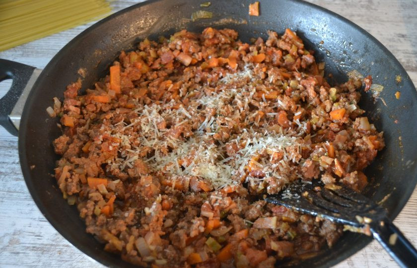 1. Этап. Болоньезе от Джейми Оливера: Минут за 10 до готовности добавьте в соус базилик, тертый пармезан, посолите, поперчите по вкусу и потушите около 10 минут. Если соус получается суховатым, в него можно будет потом добавить немного отвара от макарон.