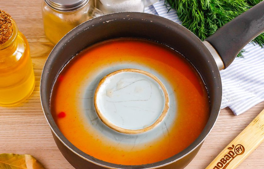 1. Этап. Сармале: Накройте сверху перевернутой тарелкой, чтобы сармале не развернулись при тушении. Поместите емкость на плиту и тушите примерно 15 минут на минимальном нагреве после закипания.