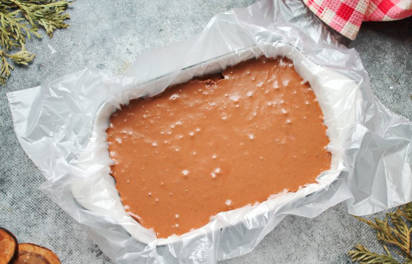 1. Этап. Быстрый шоколадный маршмеллоу: Форму застелите пленкой и смажьте растительным маслом без запаха и вкуса. Вылейте воздушную массу, разровняйте и оставьте при комнатной температуре на 4-6 часов до полной стабилизации.