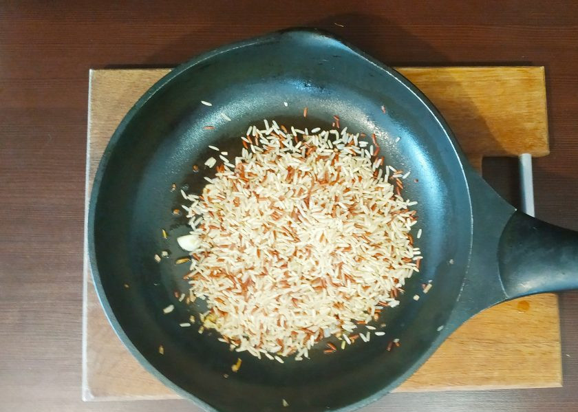 1. Этап. Форель с рисом: Рис промойте и добавьте к обжарке. Прогрейте 2-3 минуты, чтобы он впитал ароматное масло.