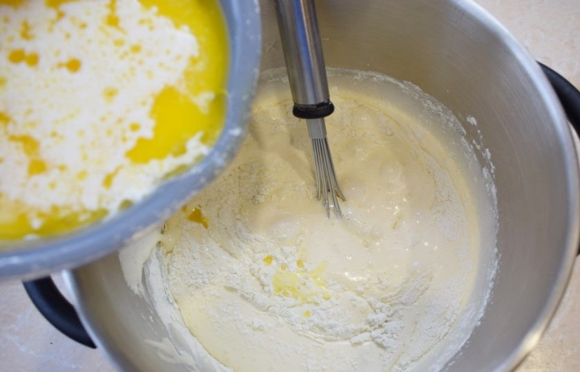 1. Этап. Капкейки для любимого: Поочередно с мукой вливайте молочную горячую смесь. Вмешайте все с помощью венчика.