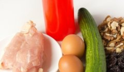 1. Этап. Салат с курицей в креманках: Для приготовления порционного салата нам понадобится куриное филе, огурец, яйца, чернослив, грецкие орехи, майонез, соль.