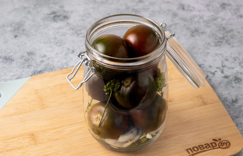 1. Этап. Черные помидоры в банках на зиму: Заполните банку помидорами.