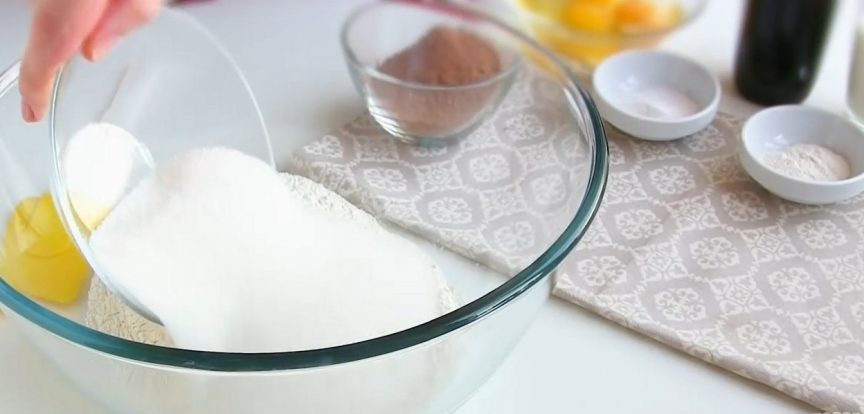 1. Этап. Торт Нутелла (супершоколадный): 1. Просеянную муку смешайте с сахаром, какао, разрыхлителем и содой. Заварите крепкий кофе, дайте ему остыть. Добавьте к сухим ингредиентам яйца, кефир, кофе, растительное масло и перемешайте смесь миксером в течение минуты.