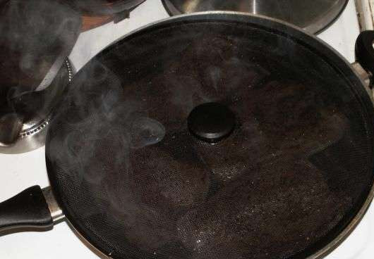 1. Этап. Жареный ломоть говядины: Чтоб масло на разбрызгивалось, можете использовать сетчатую крышку для жарки.