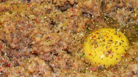 1. Этап. Сочные котлеты из говядины: Затем еще раз пропускаем фарш через мясорубку, чтобы котлеты получились более нежными. Разбиваем яйцо, солим и приправляем смесью перцев.