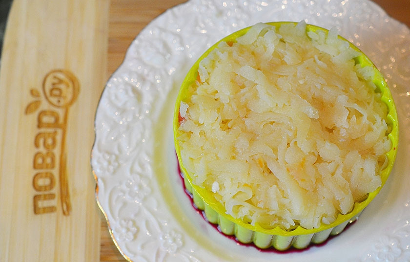 1. Этап. Салат Сёмга на шубке на 8 марта: 6. Картофель и немного майонеза.