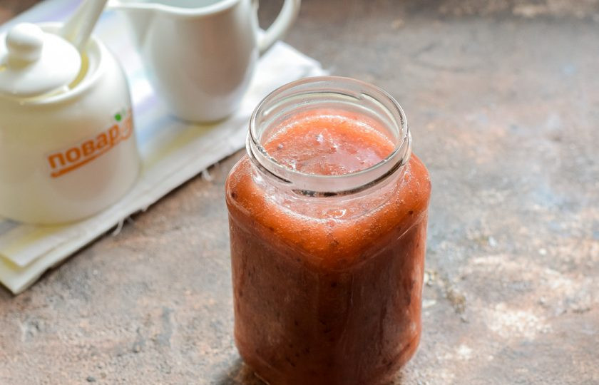 1. Этап. Варенье из крыжовника с бананом: Банку для заготовки тщательно вымойте с пищевой содой, после ополосните хорошо под теплой проточной водой. Стерилизуйте банку и крышку удобным способом – над паром, в духовке или микроволновке. Переложите варенье в банку.