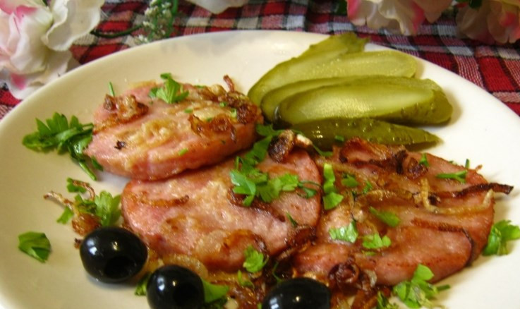 1. Этап. Жареная ветчина: Жареная ветчина готова, можете подать с зеленью и маслинами. Приятного аппетита!