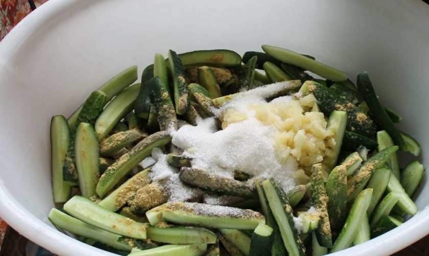 1. Этап. Горчичные огурчики на зиму: Огурцы помойте, обрежьте у них попки, а затем порежьте на четверти по длине. Добавьте горчицу, чеснок, соль, перец, сахар и стакан уксуса. Оставьте часа на 3.