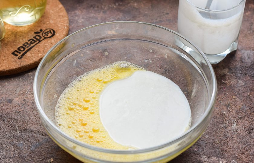 1. Этап. Блинчики с яйцом и луком: Взбейте яйцо миксером минуту, после добавьте кефир.