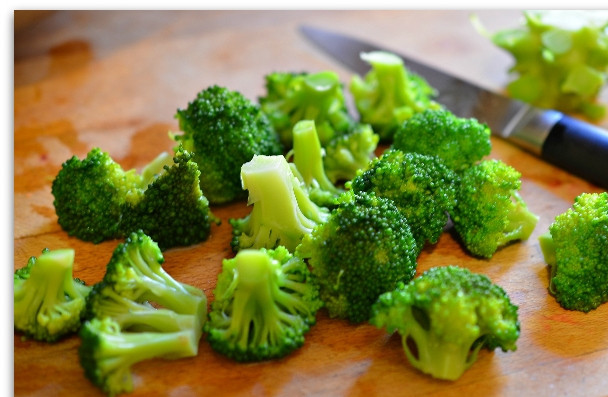 1. Этап. Постный суп из брокколи: Брокколи моем, разделяем на небольшие соцветия и отправляем вариться к картошке.