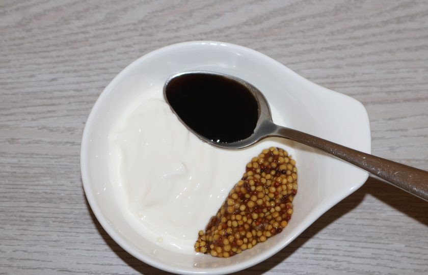 1. Этап. Салат с куриной грудкой и помидорами: Приготовьте заправку. Смешайте сметану, горчицу, соевый соус.