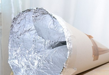 1. Этап. Торт Крокембуш: 7. Чтобы получить форму елочки, надо сделать конус из картона, обернув его фольгой. Вокруг него и будем укладывать шарики. Я делаю такой конус из пластика пятилитровой бутыли и могу не оборачивать фольгой.