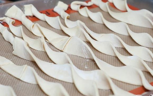 1. Этап. Палочки с корицей: 5. Скрутить полосы спиралью и положить их на подготовленные противни, оставив расстояние около 1 см между каждой полосой.