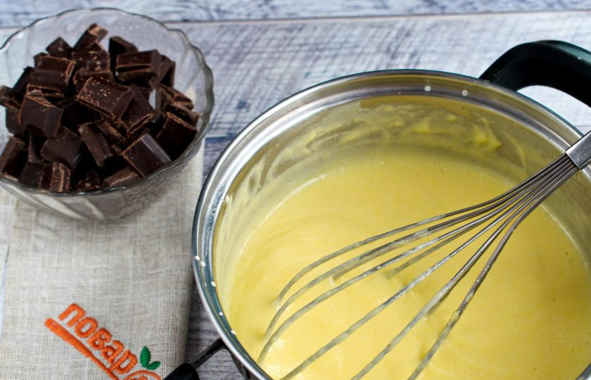 1. Этап. Шоколадный мусс со сливками: Вылейте полученную смесь в кастрюлю к оставшимся сливкам. Варите на медленном огне в течение 3 минут до загустения, постоянно помешивая венчиком. Шоколад измельчите.