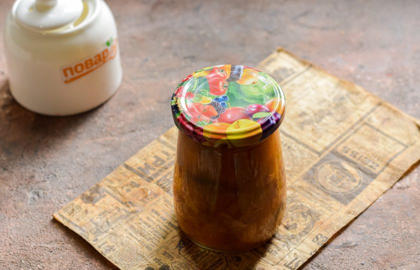 1. Этап. Варенье из абрикосов с желатином: Банку герметично закатайте стерильной крышкой, поставьте дном вверх. Укройте заготовку теплым пледом или одеялом, оставьте на 24 часа в покое. Спустя указанное время перенесите заготовку в кладовку.