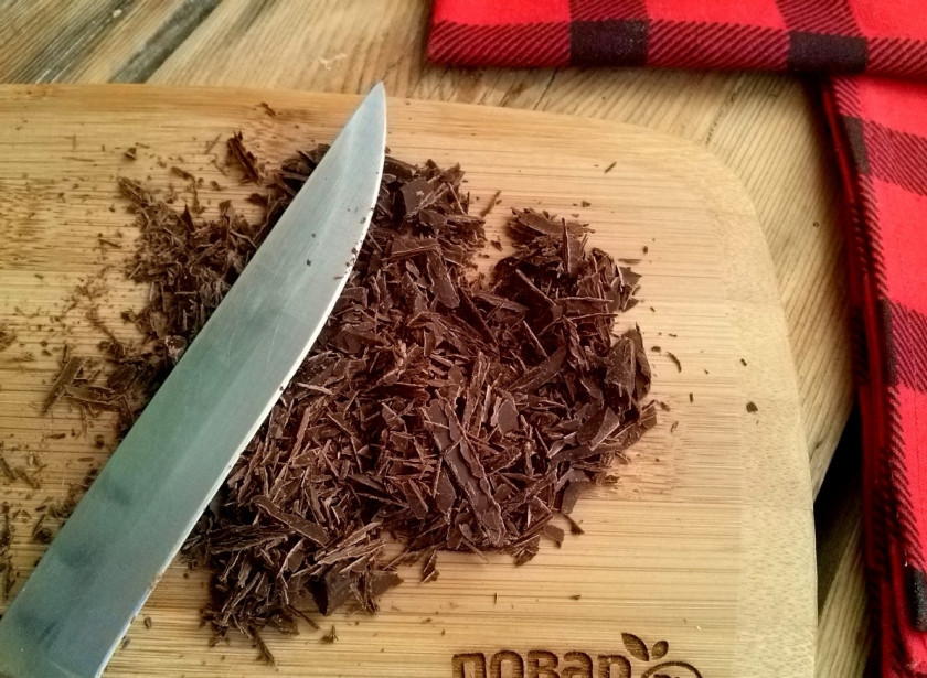 1. Этап. Творожно-малиновый десерт: Шоколад измельчите в стружку с помощью ножа.