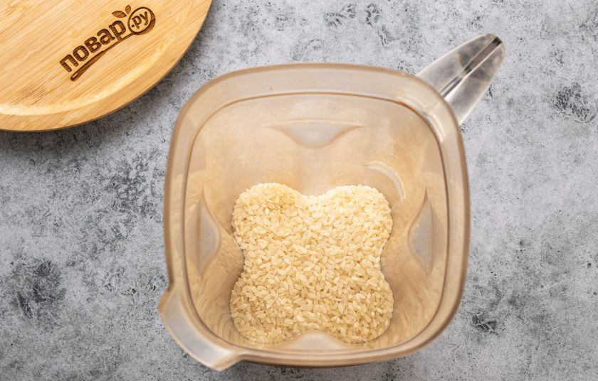 1. Этап. Рисовая мука в домашних условиях: Рисовую муку загрузите в чашу блендера.