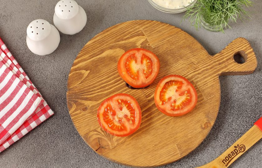 1. Этап. Пирамидки из баклажанов: Накройте баклажаны кружочком помидора.