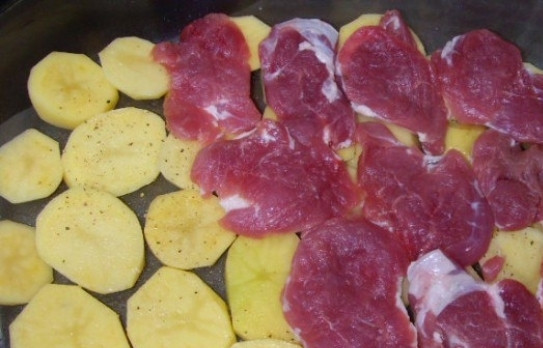 1. Этап. Мясо по-французски в духовке: Картофель выложить на дно формы, а на него выложить мясо.