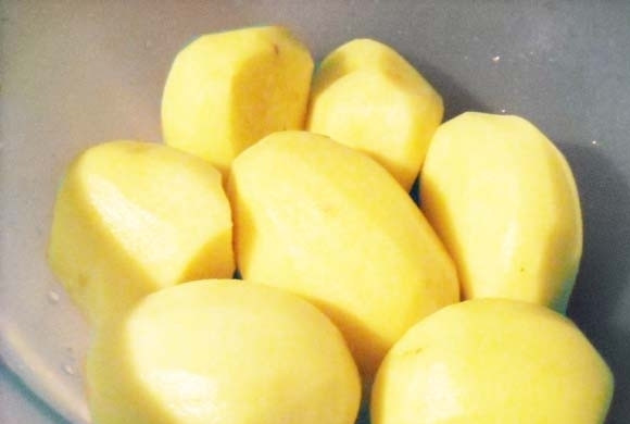 1. Этап. Картофельные шарики с начинкой: Картофель почистите, помойте и отправьте вариться в подсоленную воду до готовности.