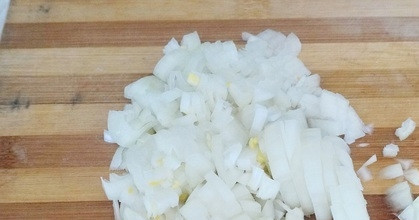 1. Этап. Мясо с грибами под соусом: Лук почистите и измельчите.