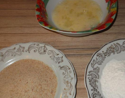 1. Этап. Котлеты из фарша минтая: 6. Советую сделать двойную панировку, чтобы котлеты из фарша минтая в домашних условиях были с аппетитной хрустящей корочкой. Для этого используйте муку, панировочные сухари и в небольшой мисочке взбейте яйцо.