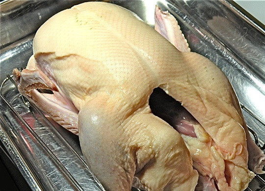 1. Этап. Запеченная утка в духовке: 1. Птицу вымойте и обсушите. Натрите со всех сторон солью.