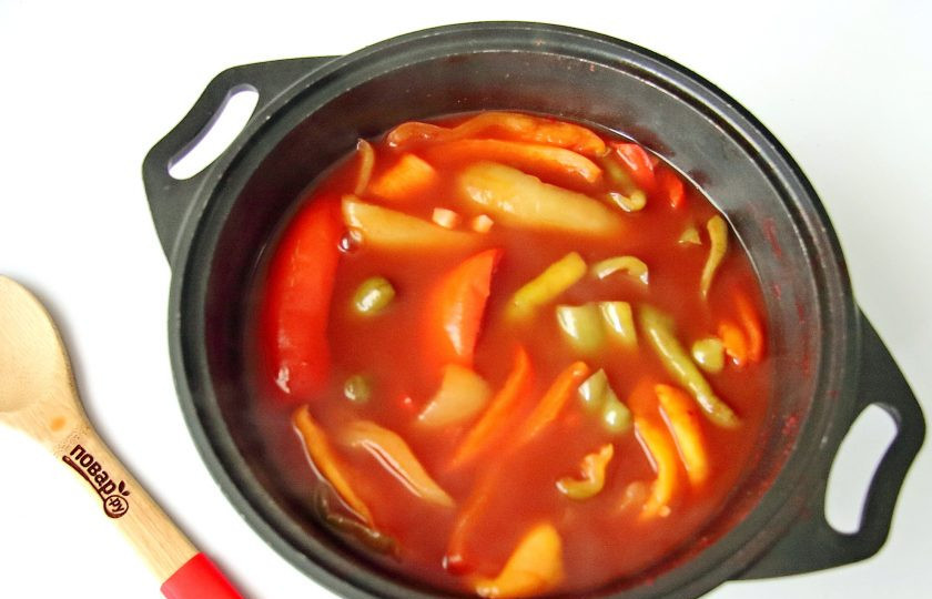 1. Этап. Лечо с томатным соком: Варите 15-20 минут, пока перец не станет мягким, но еще не потеряет своей формы.