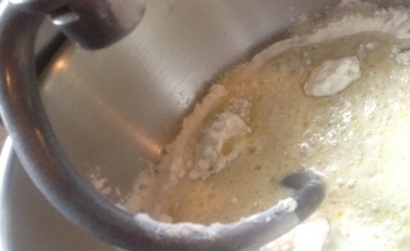 1. Этап. Фокачча с оливками и беконом: 2. В чашу комбайна насыпьте муку, соль, 0,5 стакана масла, вылейте дрожжевую смесь. Установите насадку «Крюк» для замешивания теста и вымешивайте на низких оборотах, пока смесь не станет однородной, затем увеличьте мощность до средней и вымешивайте еще 5-6 минут. Переложите тесто на стол и вручную вымесите его в течение 1 минуты.