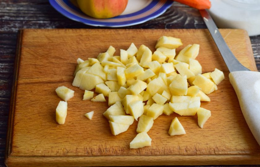 1. Этап. Варенье из моркови и яблок: Вымойте, очистите и нарежьте кубиками яблоки.