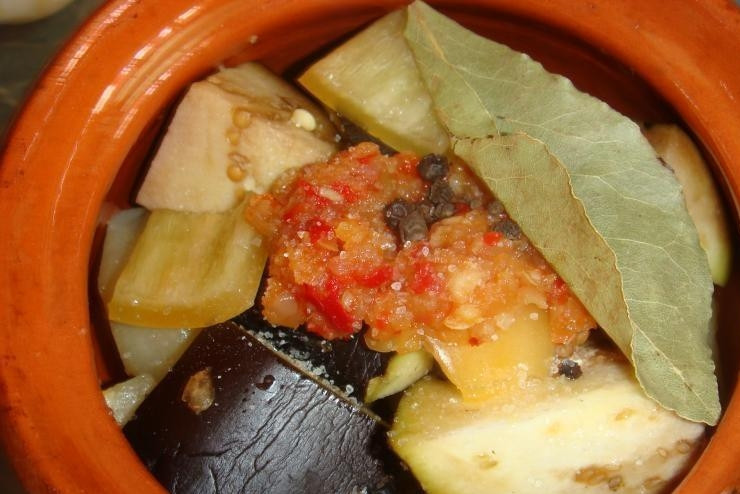 1. Этап. Чанахи в горшочках: Затем добавляем мелко нарезанный чеснок, лавровый лист, перец горошком, слегка солим и добавляем специи. Я положила по ложечке готовой аджики в каждый горшочек.