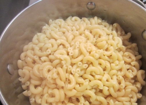 1. Этап. Запеканка из макарон с сыром в духовке: 1. Первым делом доведите до кипения в кастрюле воду, подсолите её немного, а потом отварите в ней 3 минуты макароны. Затем откиньте их на дуршлаг.