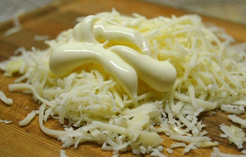 1. Этап. Фаршированные грибные шляпки: 5. Смешайте чеснок, сыр и майонез.