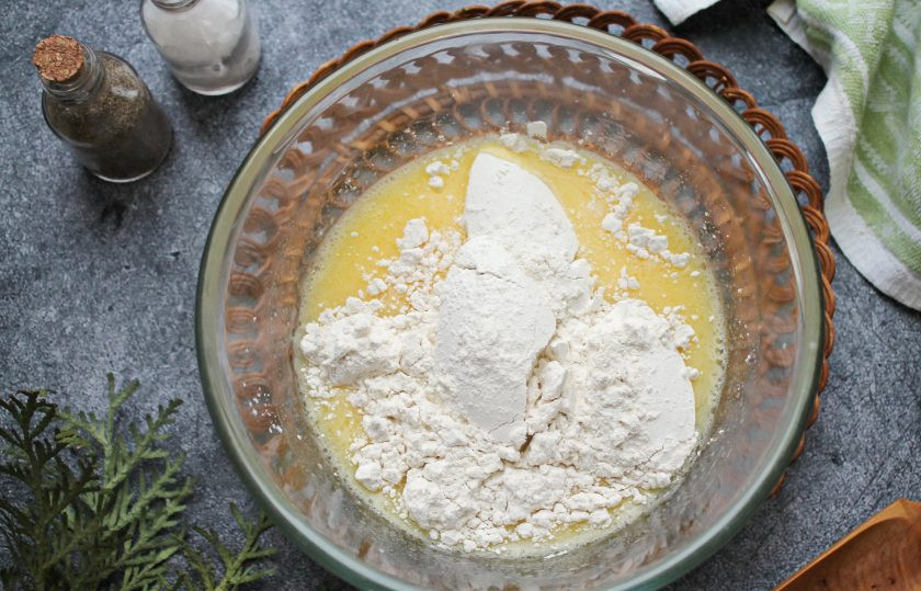 1. Этап. Вкусные блины с легким: Разрыхлитель смешайте с мукой и просейте в молочную массу. Все хорошо перемешайте до однородного теста. Дайте постоять в течение 15 минут.