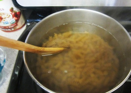 1. Этап. Жареные грибы с макаронами: 9. Кипящую воду подсолить немного и всыпать туда макароны. После закипания уменьшить огонь и варить до состояния полуготовности.