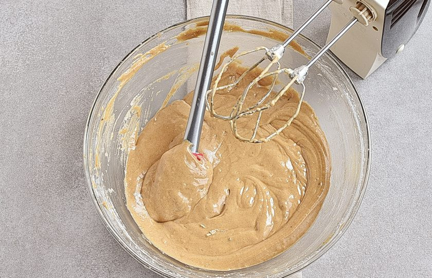 1. Этап. Кофейный пирог: Перемешайте тесто на малых оборотах миксера, стараясь сделать это быстро. Соберите тесто с краев миски.