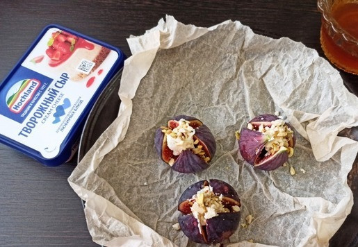 1. Этап. Запечённый инжир с крем-чизом и мёдом: В каждую инжирину, в разрез, положить по чайной ложке творожного сыра ТМ Hochland и по щепотке измельченных орехов.