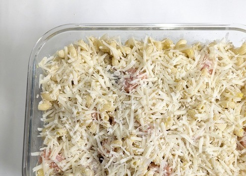 1. Этап. Запеканка с лососем и рожками: Посыпать цедрой лимона и натёртым сыром и прикрыть форму фольгой.