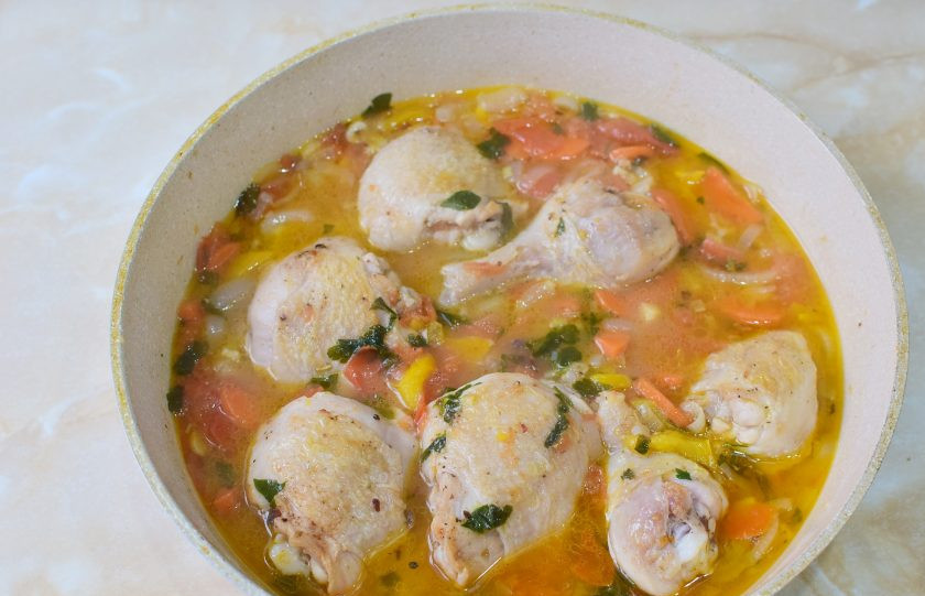 1. Этап. Цыпленок по-охотничьи: Цыпленок по-охотничьи готов! Снимите сковороду с огня и подавайте к столу.