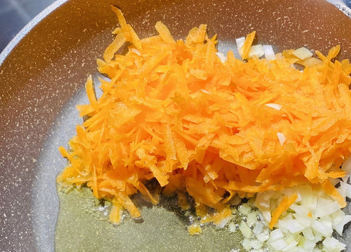 1. Этап. Кабачковая лазанья с фаршем и соусом бешамель: Лук нарезать, морковь натереть на крупной терке, добавить растительное масло