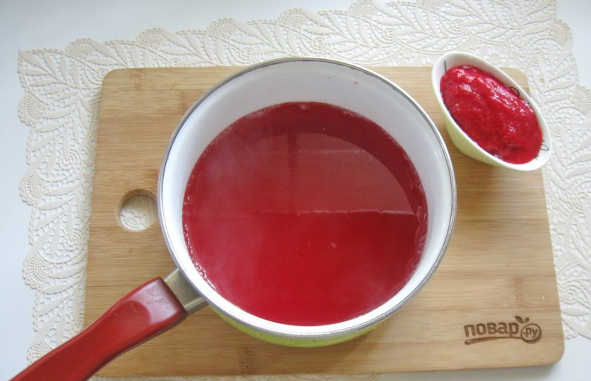 1. Этап. Морс из кизила: Затем добавьте мякоть и сок кизила.