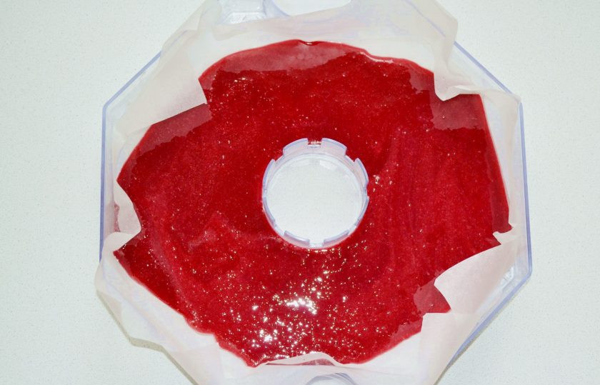 1. Этап. Ягодный лаваш: Поддон сушилки или противень застелите пергаментом. Я смазываю его небольшим количеством растительного масла. Вылейте пюре и распределите ровным слоем.