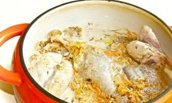 1. Этап. Тушеная курица в кастрюле: 4. Как только овощи подрумянятся, вылейте к ним предварительно смешанную с водой сметану. Перемешайте и прогрейте до закипания смеси. Курицу посолите по вкусу и залейте полученной сметанной смесью.