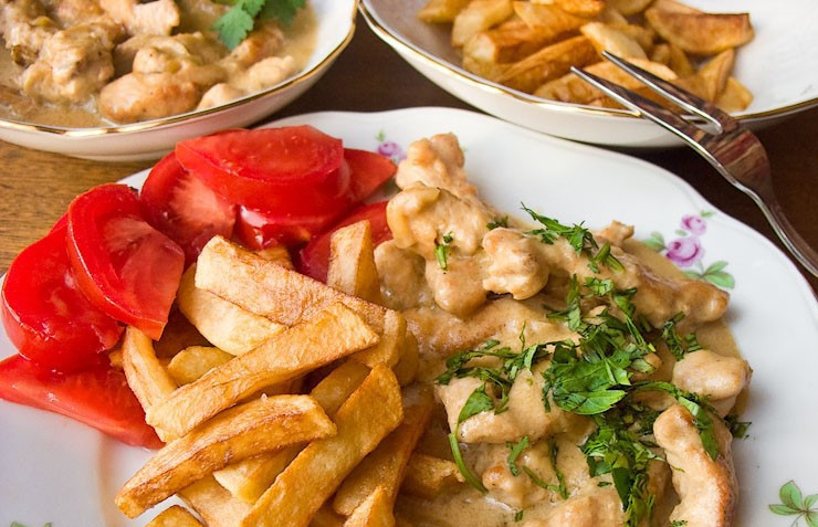 1. Этап. Бефстроганов из индейки со сметаной: Готовый бефстроганов присыпаем измельченной зеленью и подаем к столу. Приятного аппетита!