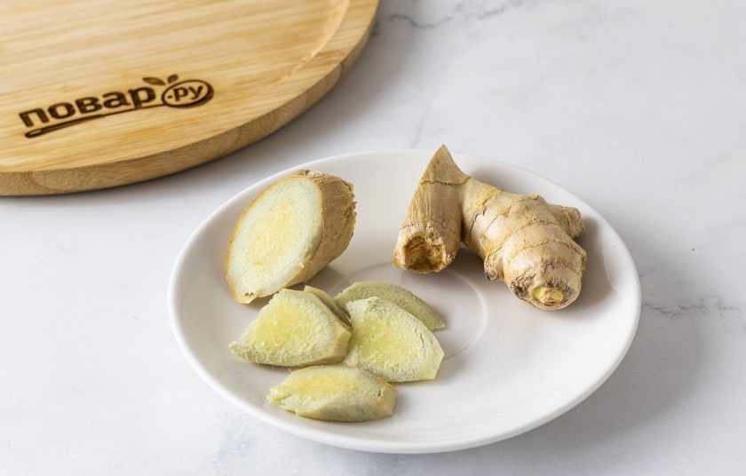 1. Этап. Имбирный настой: Корень имбиря очистите от кожуры, нарежьте тонкими пластинами.