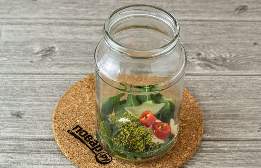 1. Этап. Огурцы на зиму с водкой: Плотно выложите огурцы в банку.